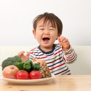 男の子と野菜