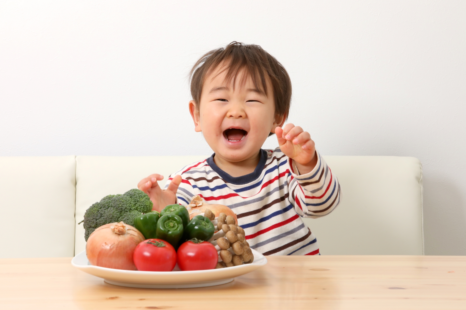 男の子と野菜